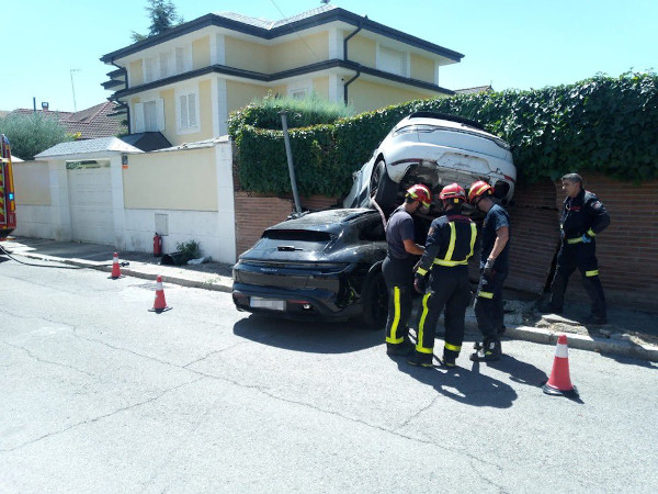 un porsche contra un muro