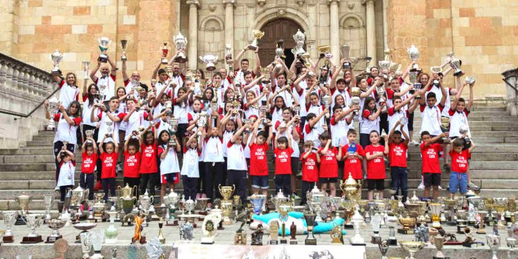 El éxito del Club Natación de León con 575 trofeos en sus vitrinas 1