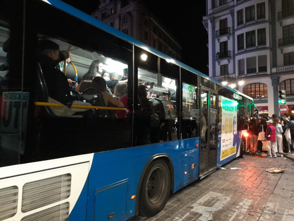 autobus llena de gente para la virgen
