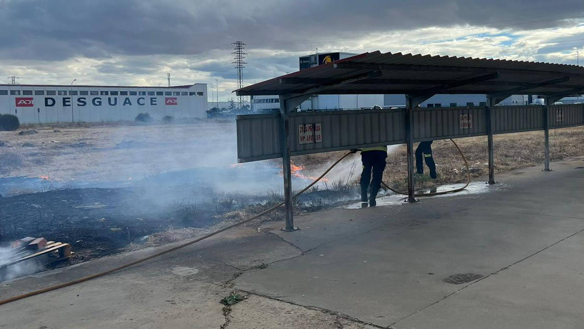 Un incendio obliga a detener la circulación del tren 3