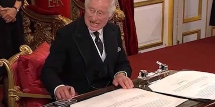 Carlos III y su gesto despótico que ha dado la vuelta al mundo