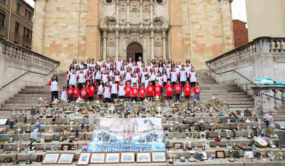 El éxito del Club Natación de León con 575 trofeos en sus vitrinas 3