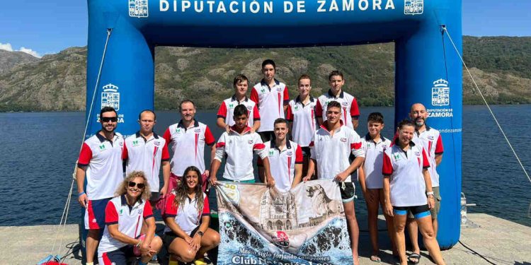 El Club Natación León muestra su potencial en el Lago de Sanabria 1