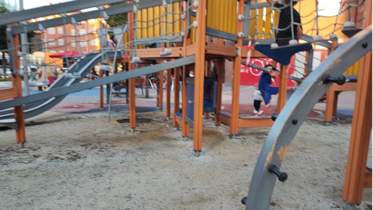 Dos niños se han caído por el mal estado del parque del Gran Capitán