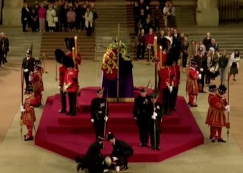 guardia real se desmaya en el funeral de isabel ii