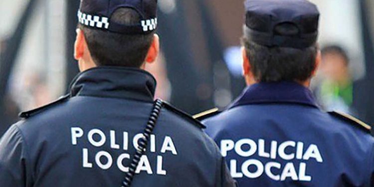 La Policía Local denunció a un conductor que chocó contra dos coches aparcados