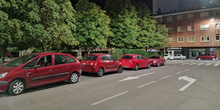 Un coche rojo es más fácil de aparcar