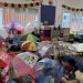 Lamentable imagen de niños con paraguas abiertos en clase