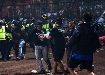 Aficionados lamentan la muerte de los 125 hinchas en Indonesia 1