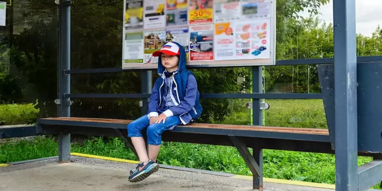 El conductor del autobús deja tirado al niño sin mascarilla