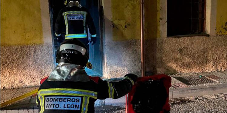 Un incendio arrasa una vivienda ocupada en Alfonso el Justiciero 1