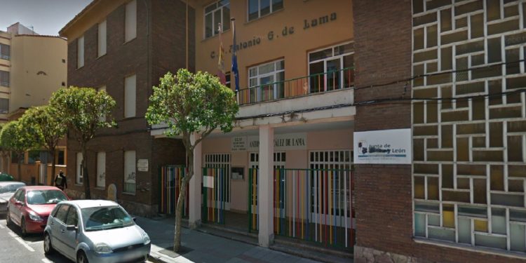 Por encima del ratio de alumnos