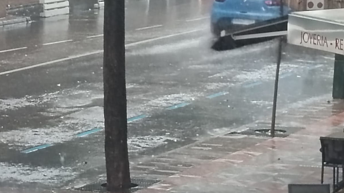 Una brutal tromba de agua deja anegadas las calles de León 1