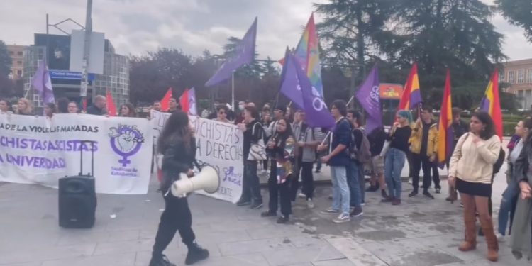 Manifestantes por la expulsión de estudiantes del Colegio Mayor Elías Ahúja
