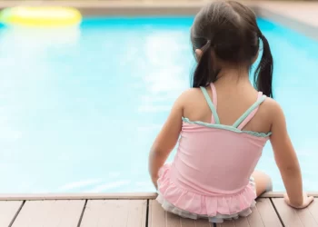 Muere una niña ahogada en una piscina