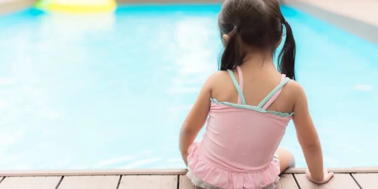 Muere una niña ahogada en una piscina
