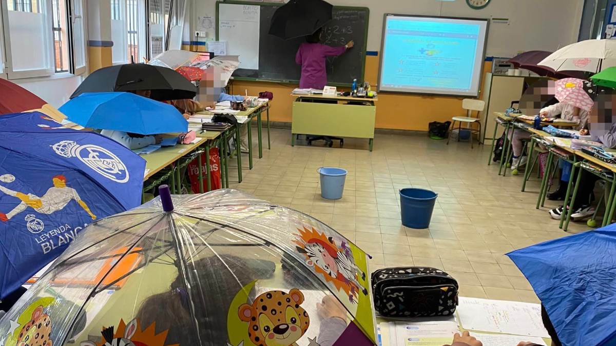 Paraguas abiertos para poder estudiar en las aulas de San Claudio 2