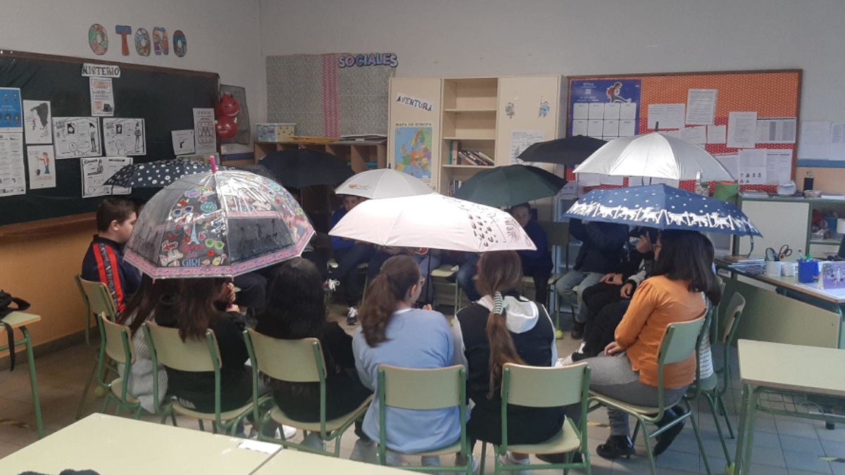 Paraguas abiertos para poder estudiar en las aulas de San Claudio 1