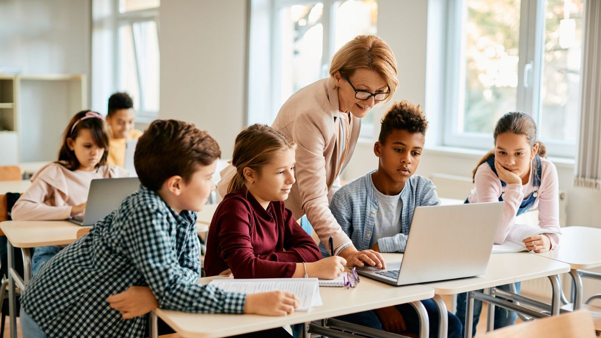 El sector educativo frena la curva del paro en España 1