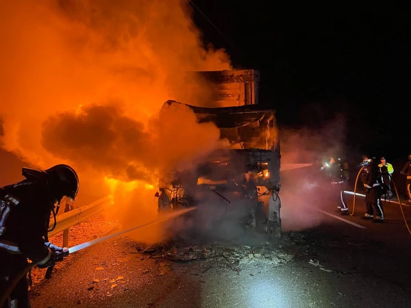 Impresionantes imágenes de un camión ardiendo en plena autovía 1
