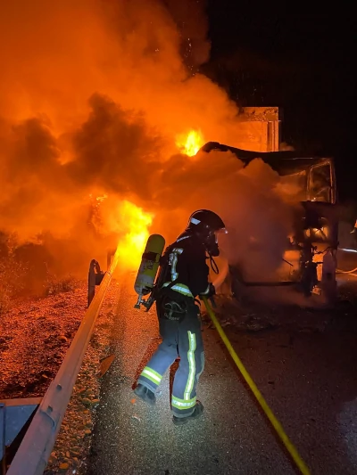 Impresionantes imágenes de un camión ardiendo en plena autovía 2