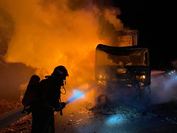 Impresionantes imágenes de un camión ardiendo en plena autovía 3