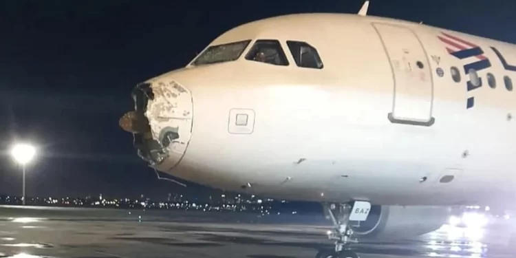 El avión destrozado aterrizó de emergencia