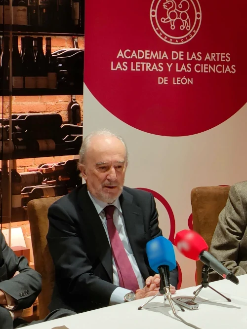 El presidente de la RAE habla de Cervantes en León 3