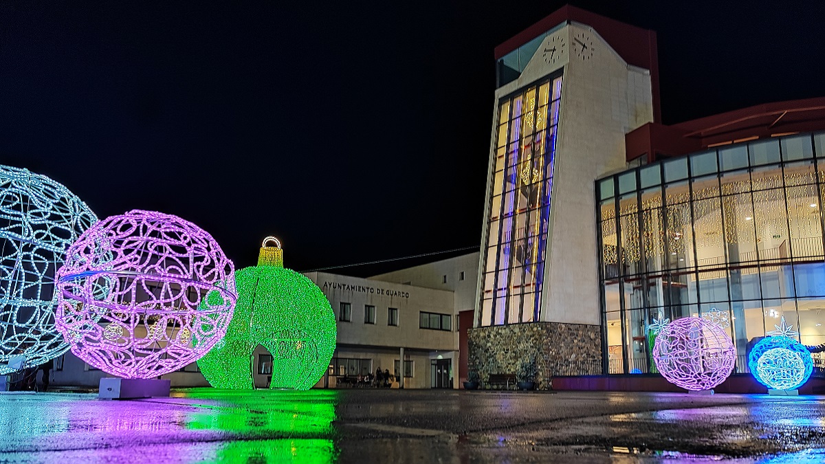 Gigantes bolas de luz iluminan la Navidad en esta localidad 1