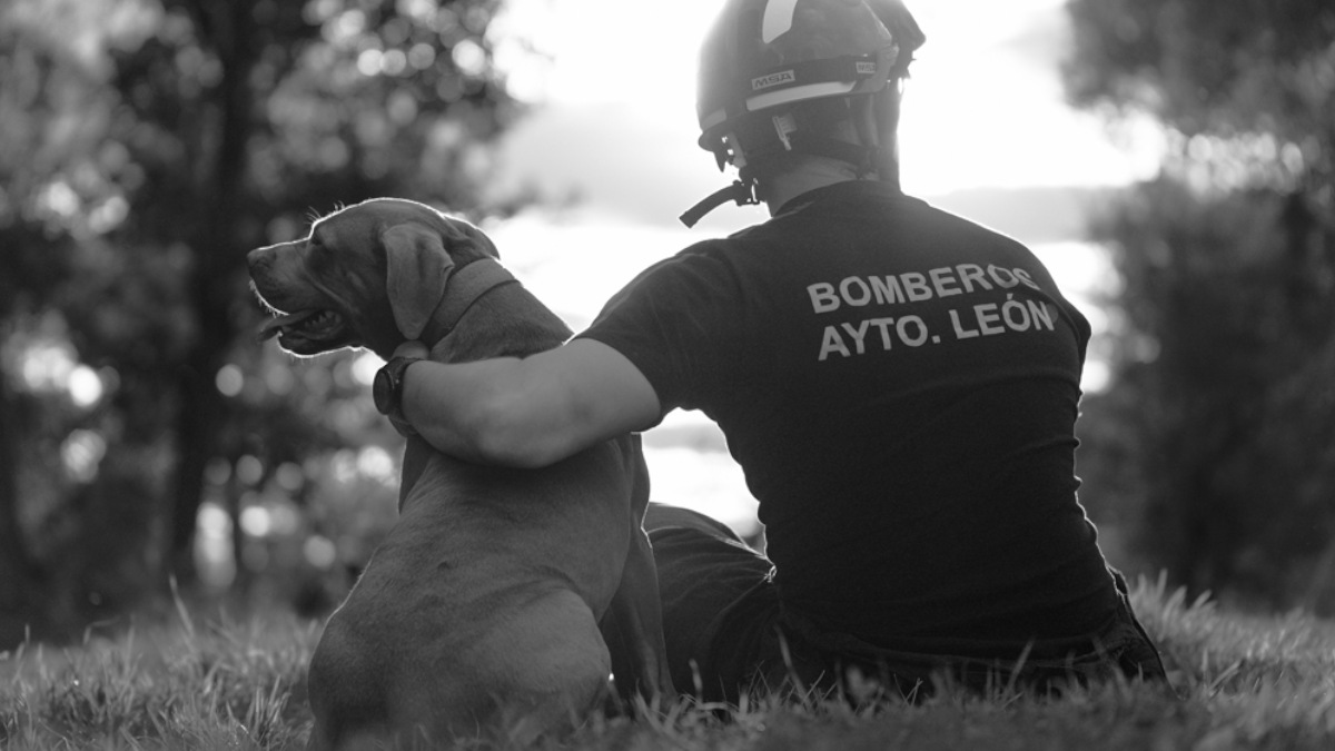 El solidario calendario de los Bomberos de León 2