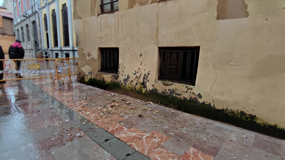 Cortan esta céntrica calle de León por los últimos desprendimientos 2