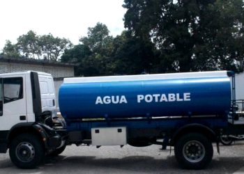 Un camión lleva agua a Paradilla de Gordón