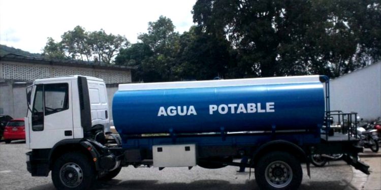 Un camión lleva agua a Paradilla de Gordón