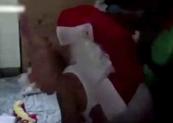 Policía de Papá Noel en pleno arresto