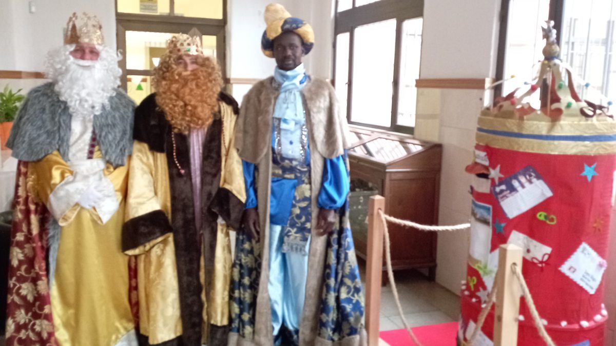 Los Reyes Magos sorprendieron en el colegio Divina Pastora 1