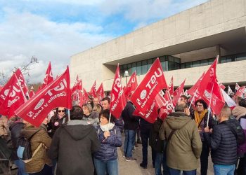 Multitudinaria protesta en las Cortes de Castilla y León