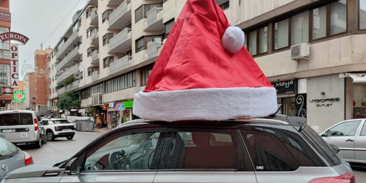 Un Suzuki con un gran gorro de Papá Noel