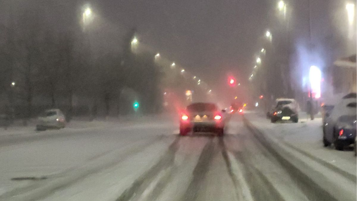 Serios problemas con la nieve en las carreteras de la ciudad de León 2