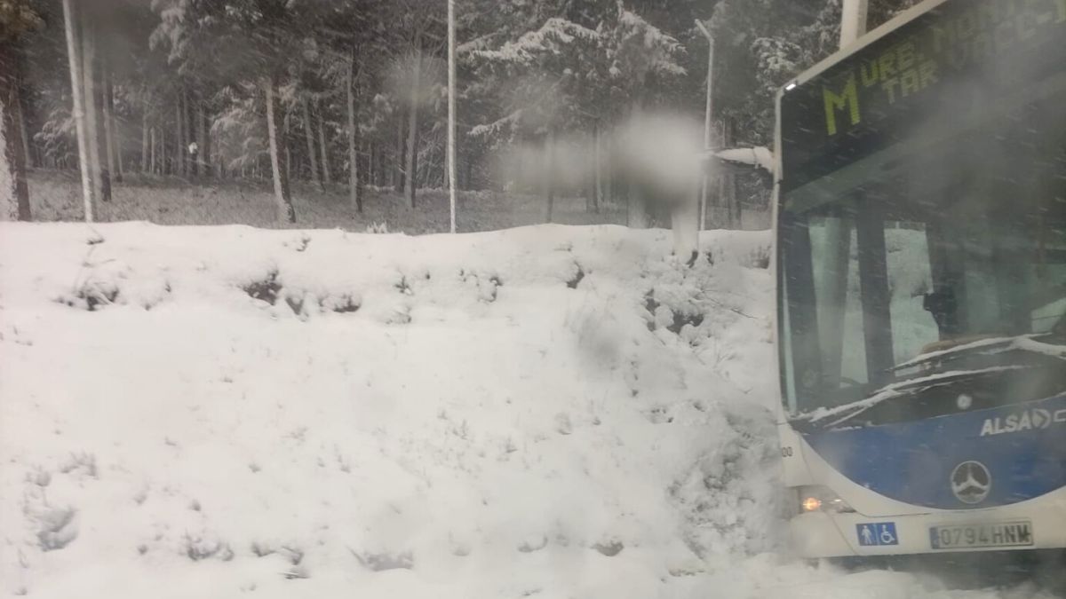 Autobús se queda atascado en la cuneta de San Cayetano por la nieve 1