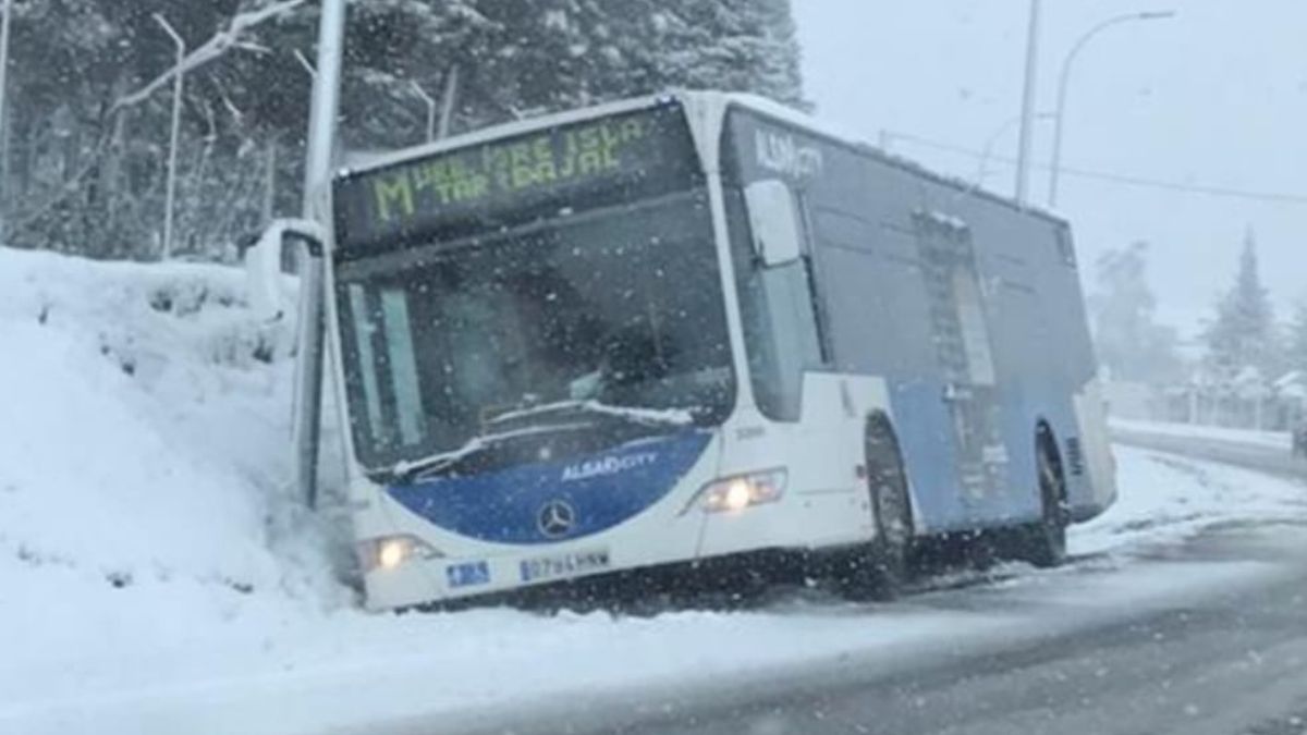 Autobús se queda atascado en la cuneta de San Cayetano por la nieve 2