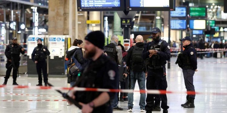 Ataque en Paris, 5 heridos con un cuchillo