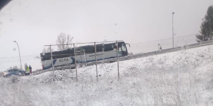 Autobús atascado por la nieve en la pasarela de Villabalter