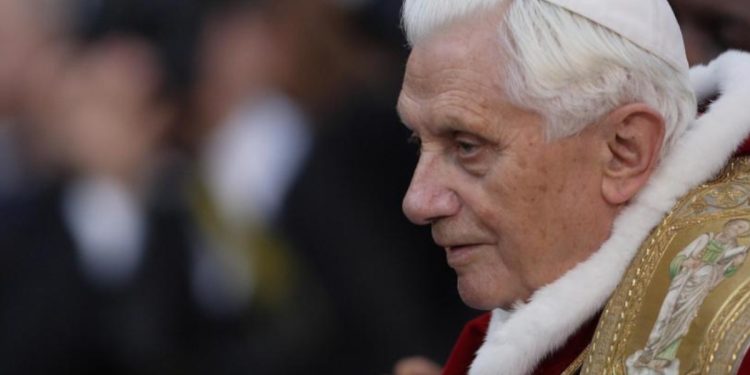 Una gran diferencia en el entierro de Benedicto XVI