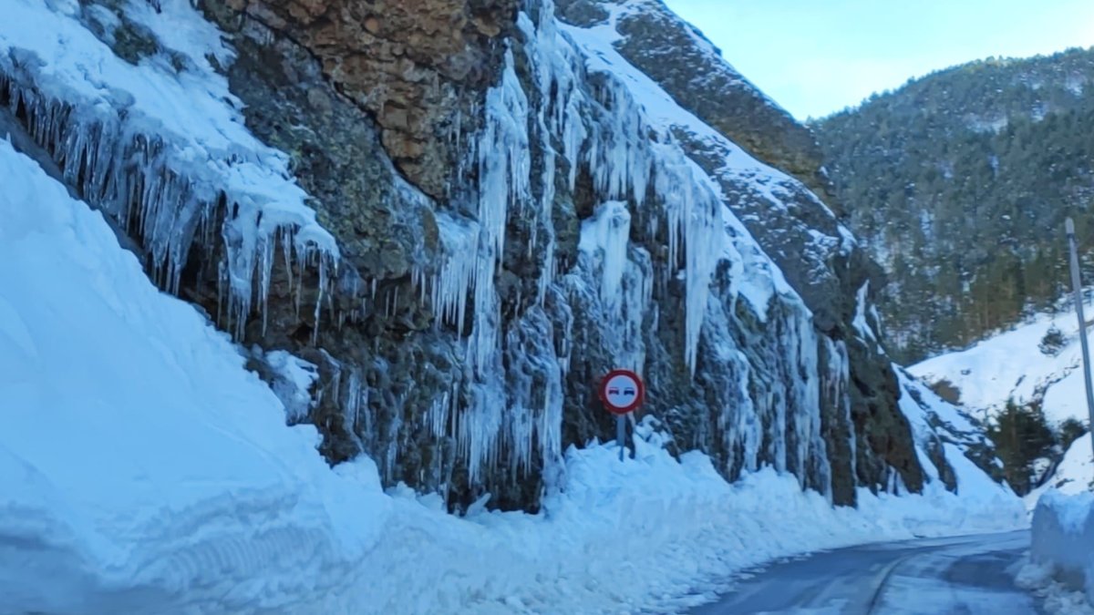 La impresionante cascada de hielo que enamora el frío leonés 1