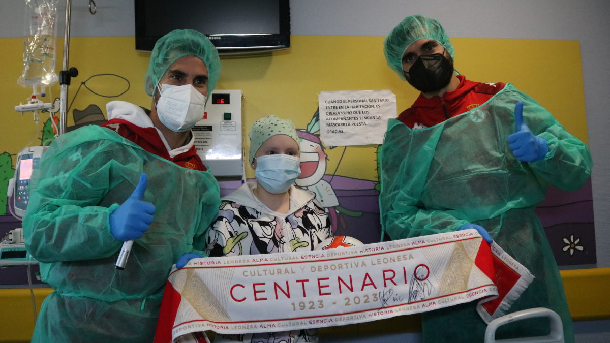 La Cultural y voluntarios de CaixaBank hacen una visita muy especial a la planta de pediatría 1