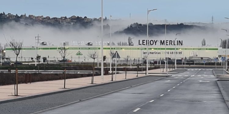 La niebla envuelve Leroy Merlín