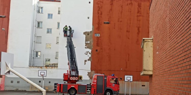 Los bomberos tuvieron que revisar ayer la medianía