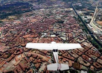 Avioneta sobrevolando León