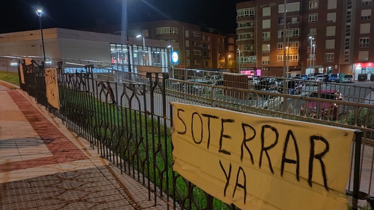 Los carteles de la vergüenza en Trobajo del Camino 4