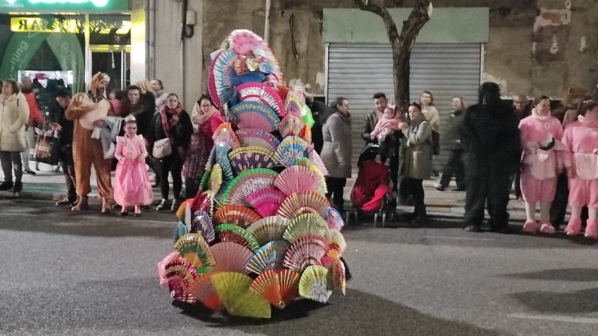 León saca sus galas más coloridas en el carnaval 3